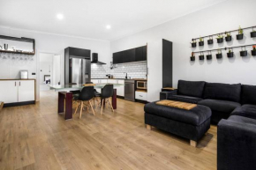 Modern Oasis: Sleeps 4, Parking, Kitchen, WiFi, Adelaide